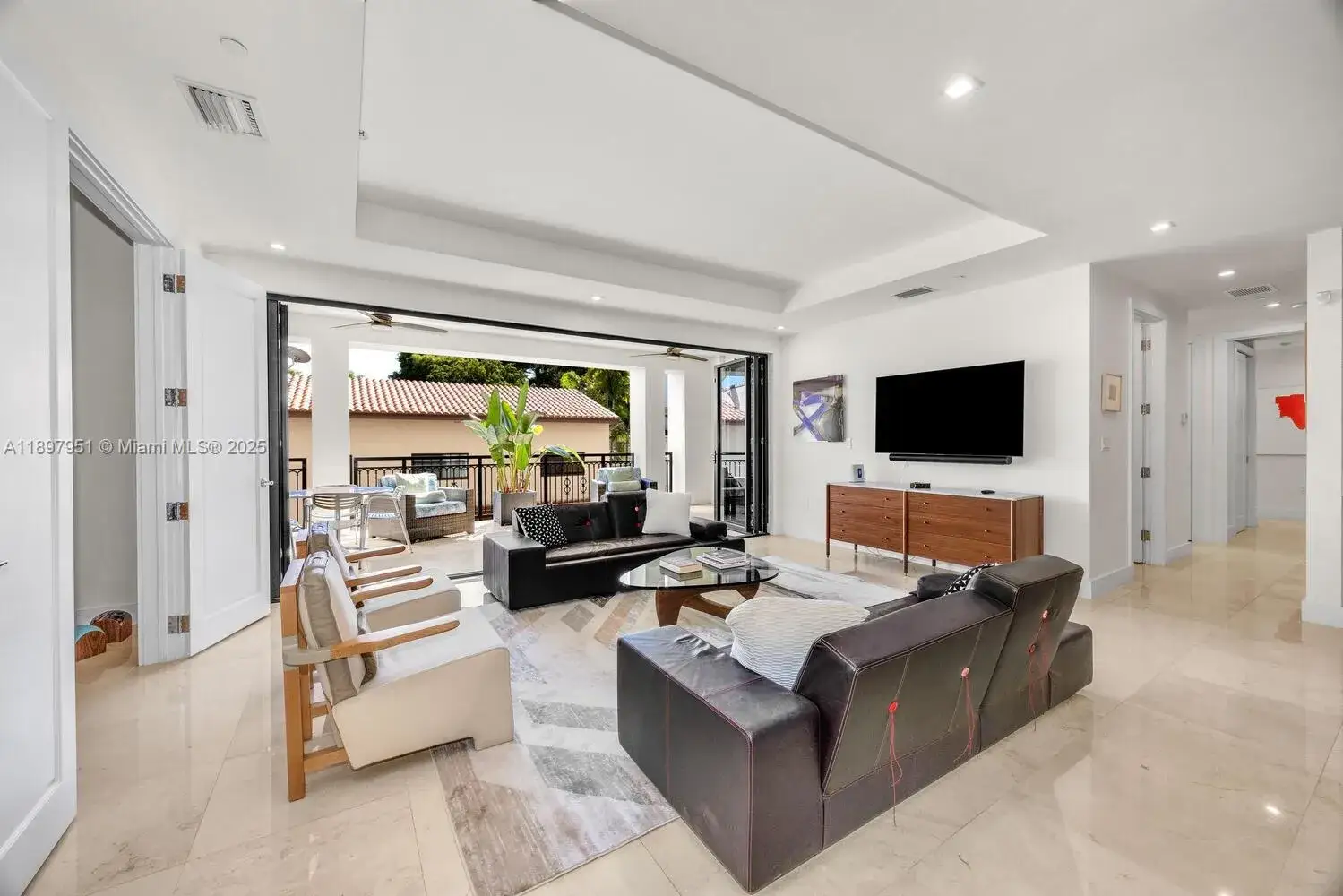2 bedroom 2 bath Residential for sale at 718 Valencia Ave # 207, Coral Gables FL 33134