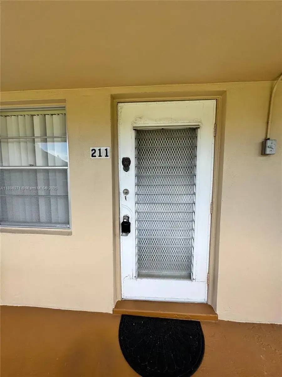 1 bedroom 1 bath Residential Lease for rent at 211 Coventry I # 211, West Palm Beach FL 33417