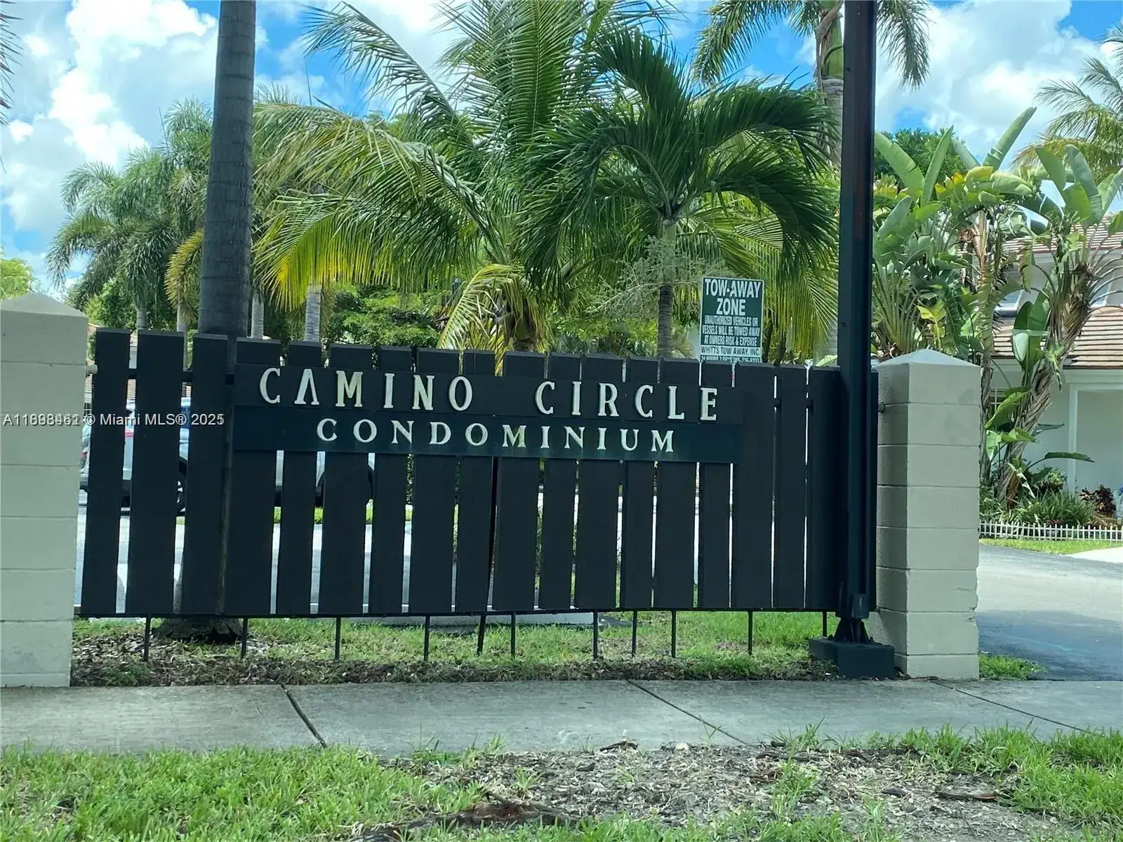 1 bedroom 1 bath Residential for sale at 7900 Camino Cir # 403, Miami FL 33143