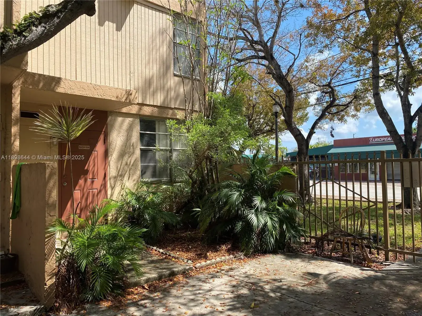 2 bedroom 1 bath Residential for sale at 5959 SW 69 # 106, Miami FL 33143
