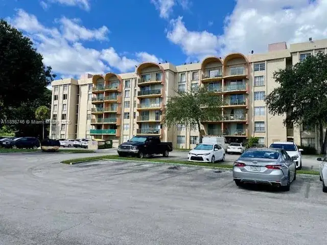 1 bedroom 1 bath Residential for sale at 9350 Fontainebleau Blvd # 408, Miami FL 33172