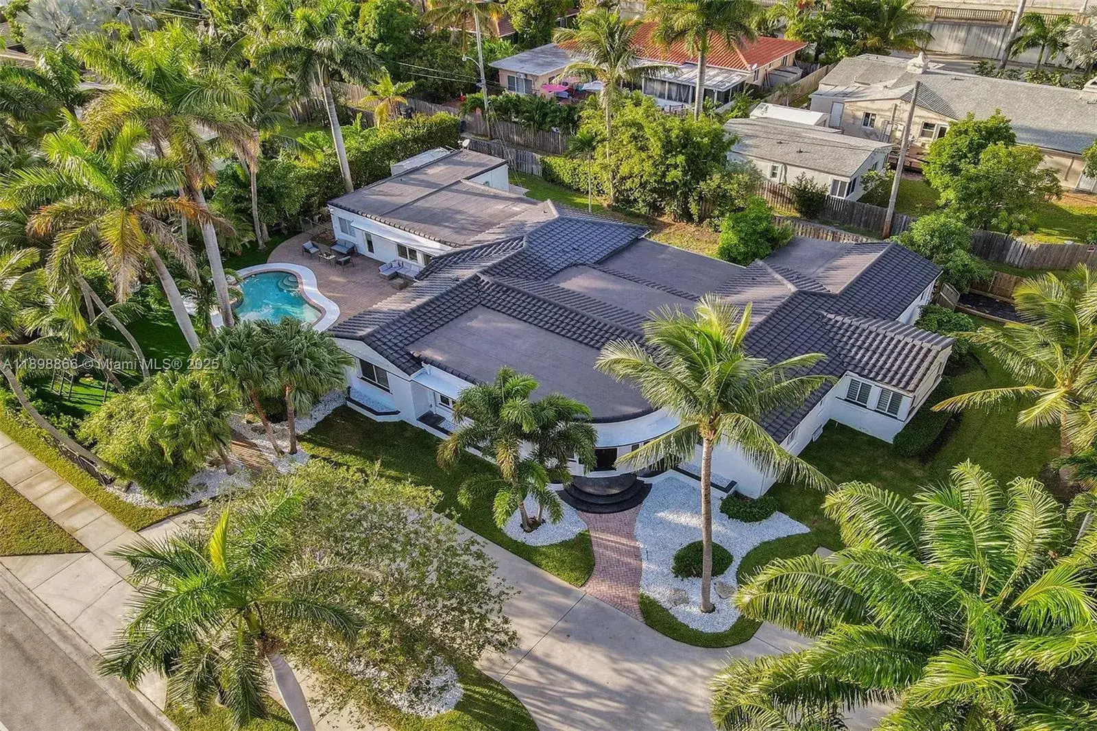 7 bedroom 5 bath Residential Lease for rent at 725 Harrison St, Hollywood FL 33019