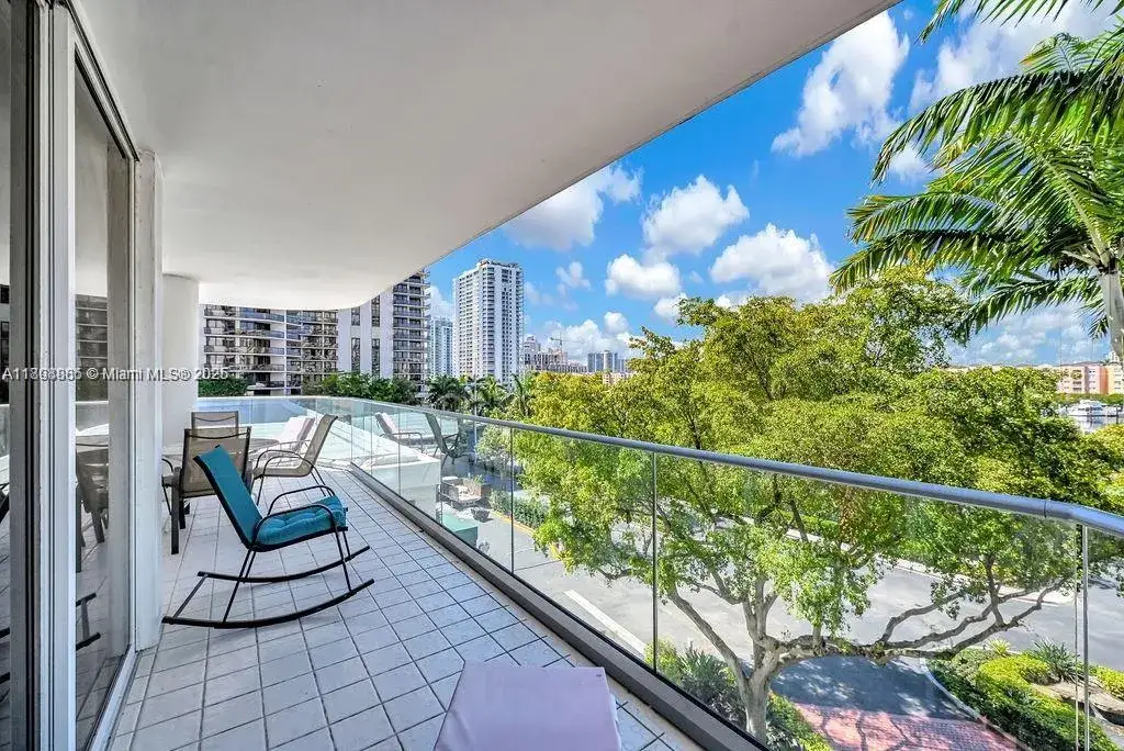 2 bedroom 2 bath Residential for sale at 19707 Turnberry Way # 5D, Aventura FL 33180