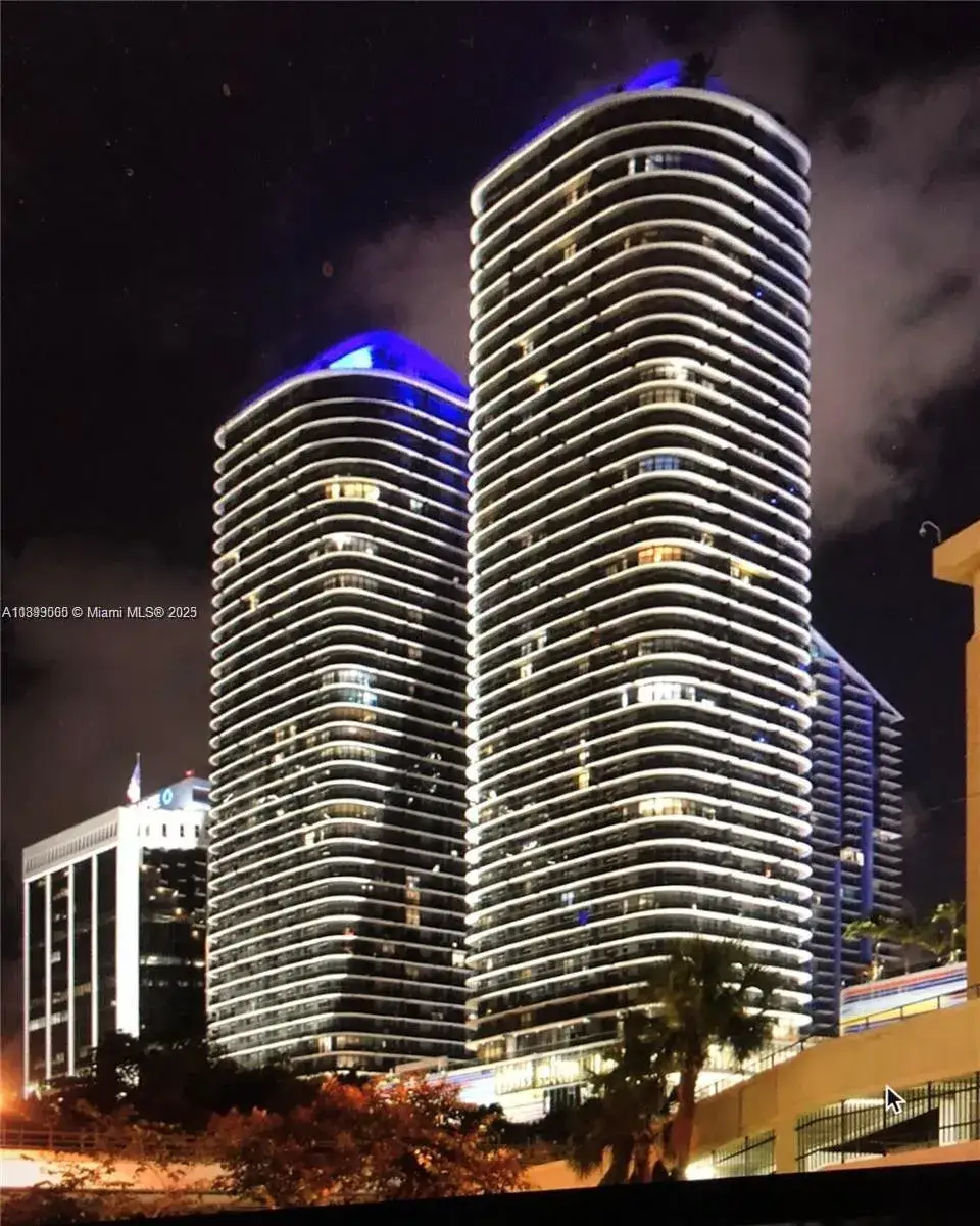 2 bedroom 2 bath Residential Lease for rent at 55 SW 9th St # 1001, Miami FL 33130