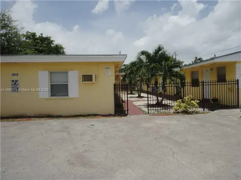 1 bath Residential Lease for rent at 1915 Fletcher St # W2, Hollywood FL 33020
