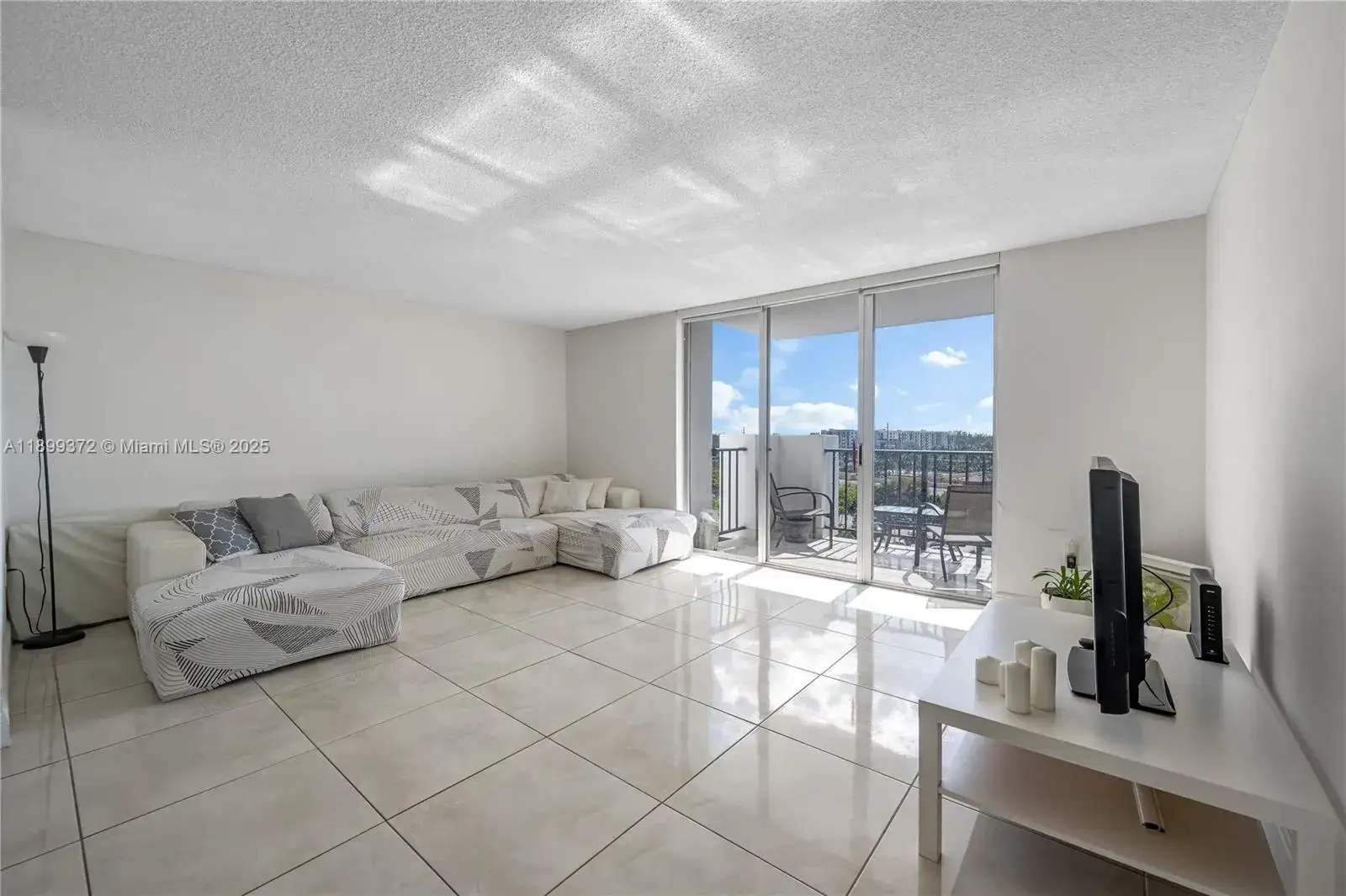 2 bedroom 2 bath Residential for sale at 2750 NE 183rd St # 804, Aventura FL 33160