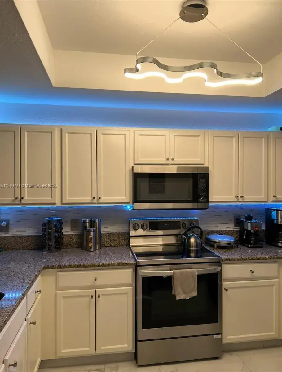 3 bedroom 2 bath Residential Lease for rent at 11501 NW 89th St # 102, Doral FL 33178