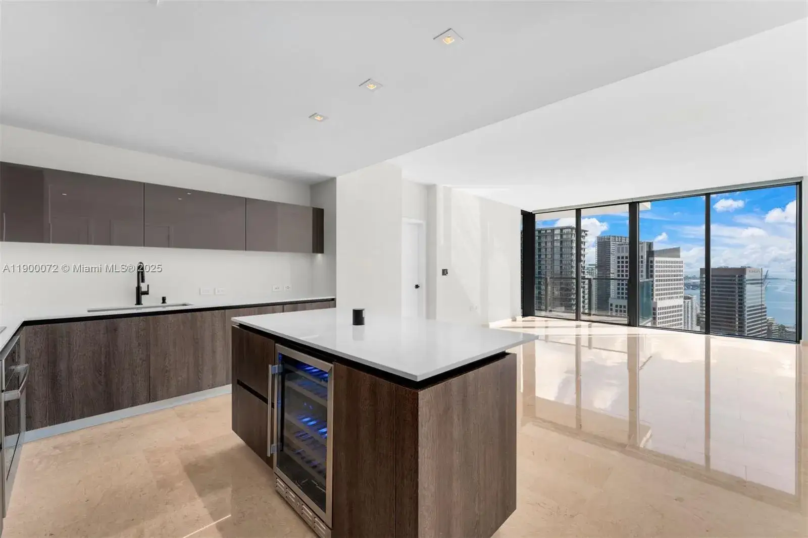 1 bedroom 1 bath Residential for sale at 88 SW 7th St # 3907, Miami FL 33130