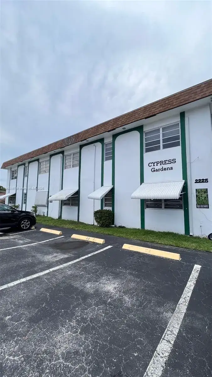 1 bedroom 1 bath Residential Lease for rent at 2219 Polk St # 8A, Hollywood FL 33020
