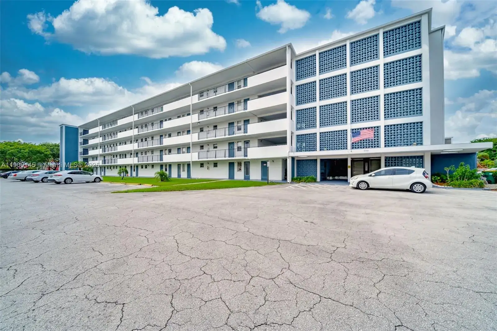 2 bedroom 2 bath Residential Lease for rent at 950 Hillcrest Dr # 401, Hollywood FL 33021