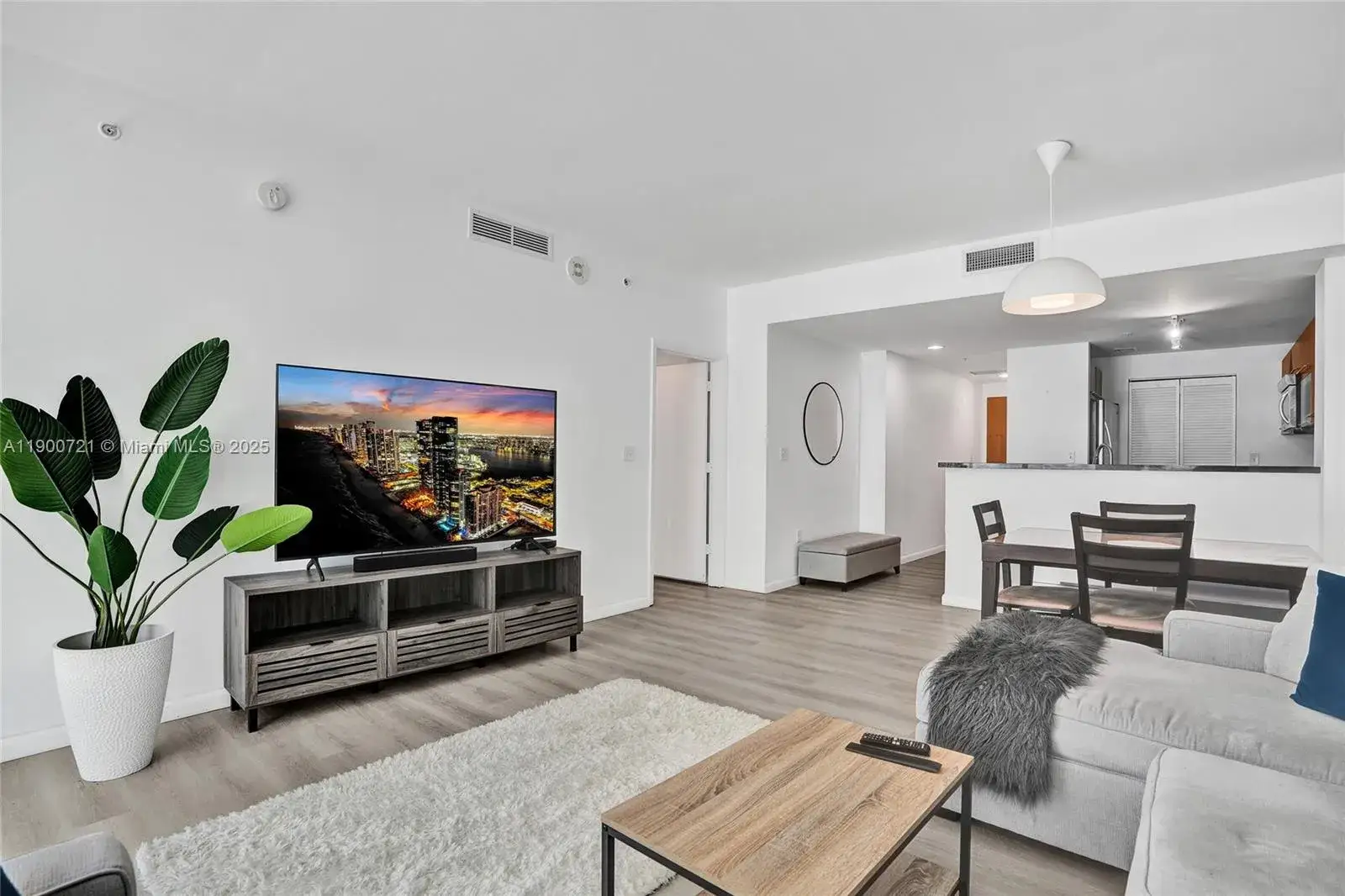 1 bedroom 1 bath Residential for sale at 253 NE 2nd St # 1706, Miami FL 33132