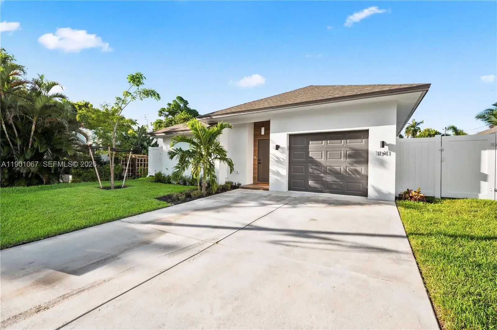 3 bedroom 2 bath Residential for sale at 1041 W Lakewood Rd, West Palm Beach FL 33405