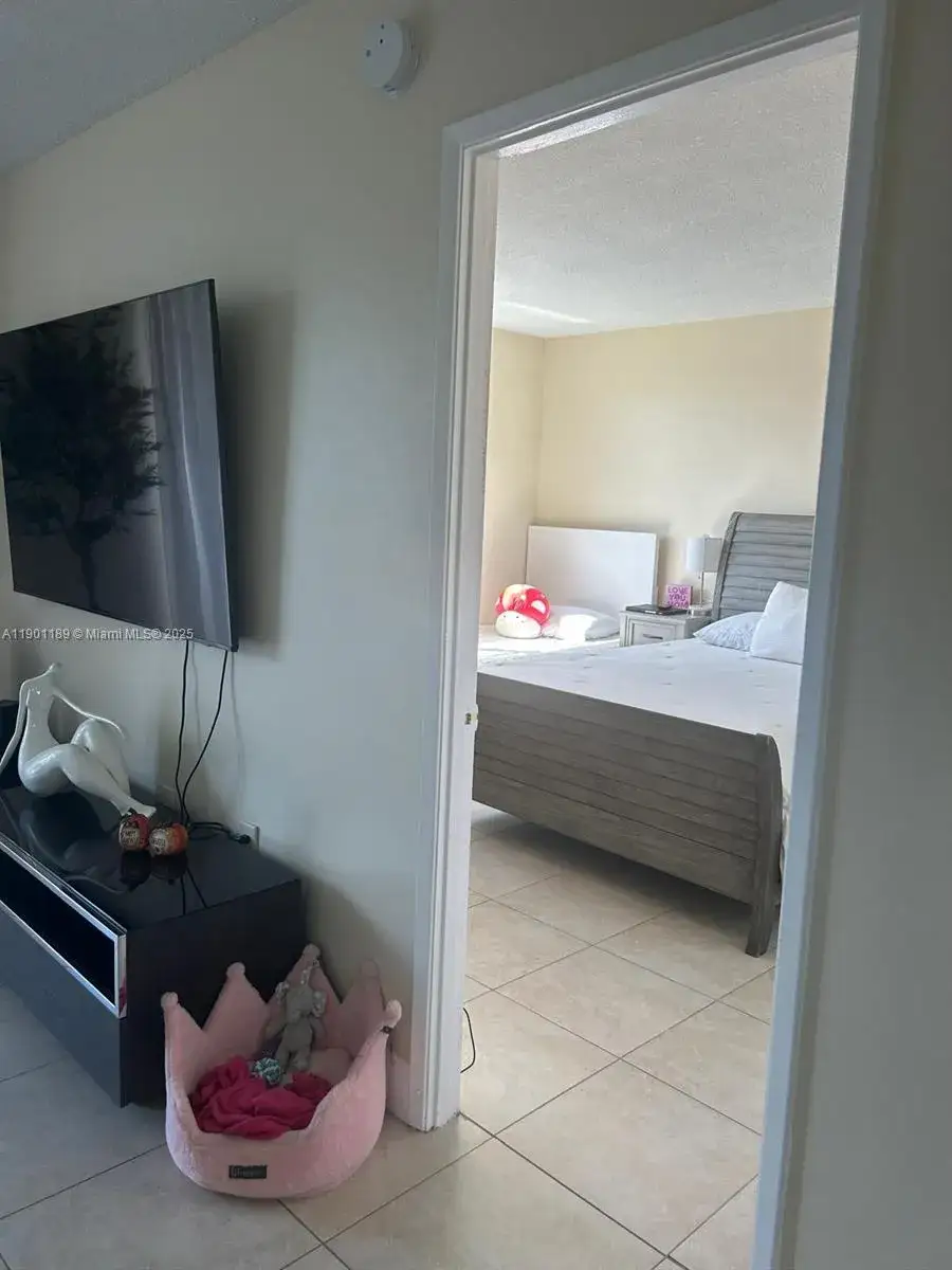 1 bedroom 1 bath Residential for sale at 1700 NE 191st St # 304, Miami FL 33179