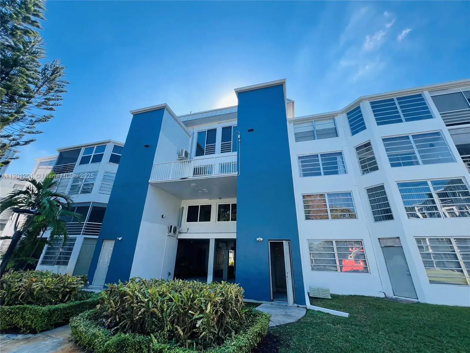 1 bedroom 1 bath Residential for sale at 1351 NE 191st St # E211, Miami FL 33179