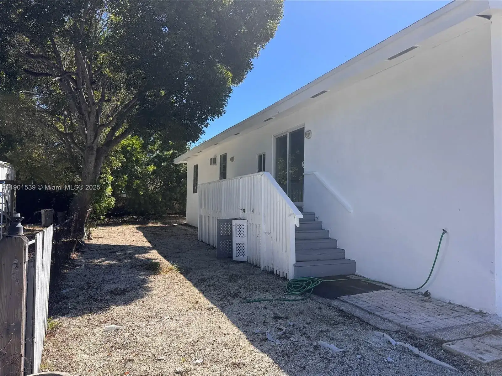 4 bedroom 1 bath Residential for sale at 969 Plantation Rd, Key Largo FL 33037