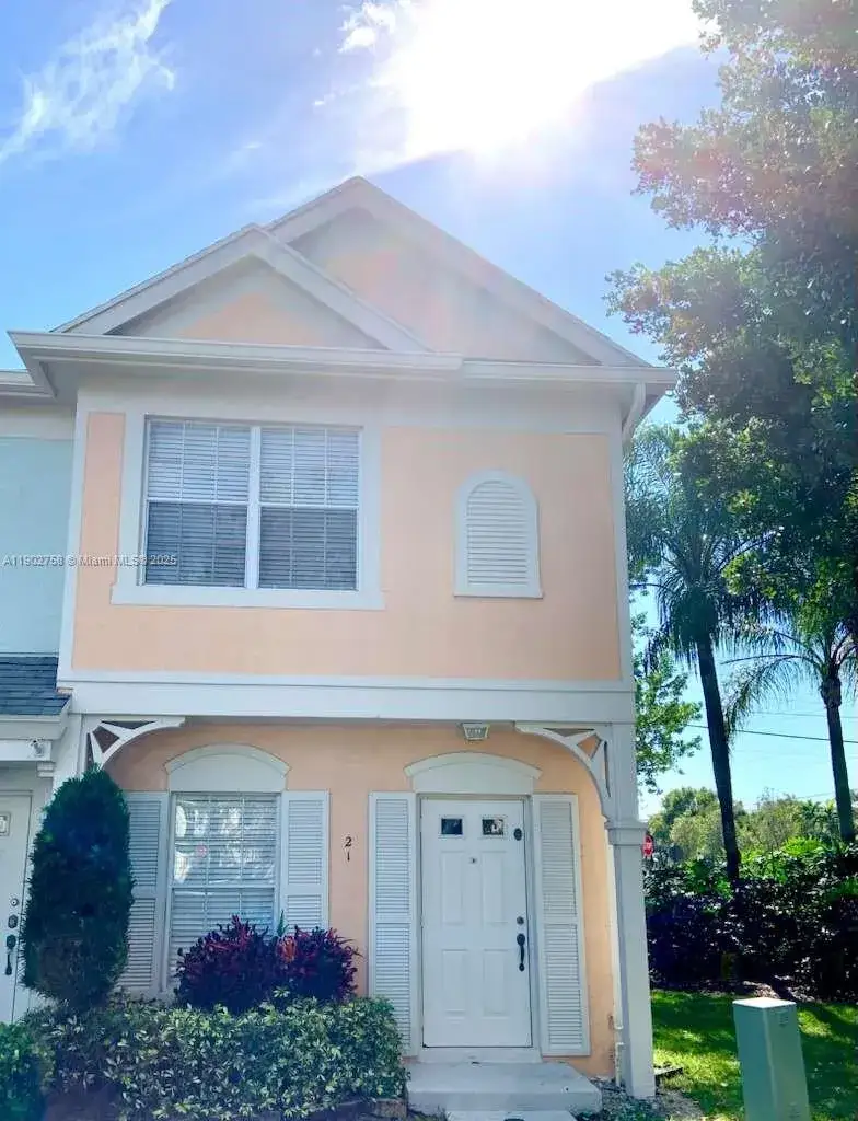 2 bedroom 2 bath Residential Lease for rent at 21 Fleming Ct, Weston FL 33326