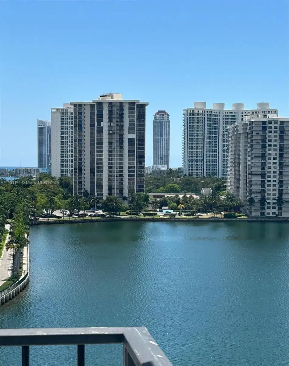 1 bedroom 1 bath Residential for sale at 2780 NE 183rd St # 1110, Aventura FL 33160