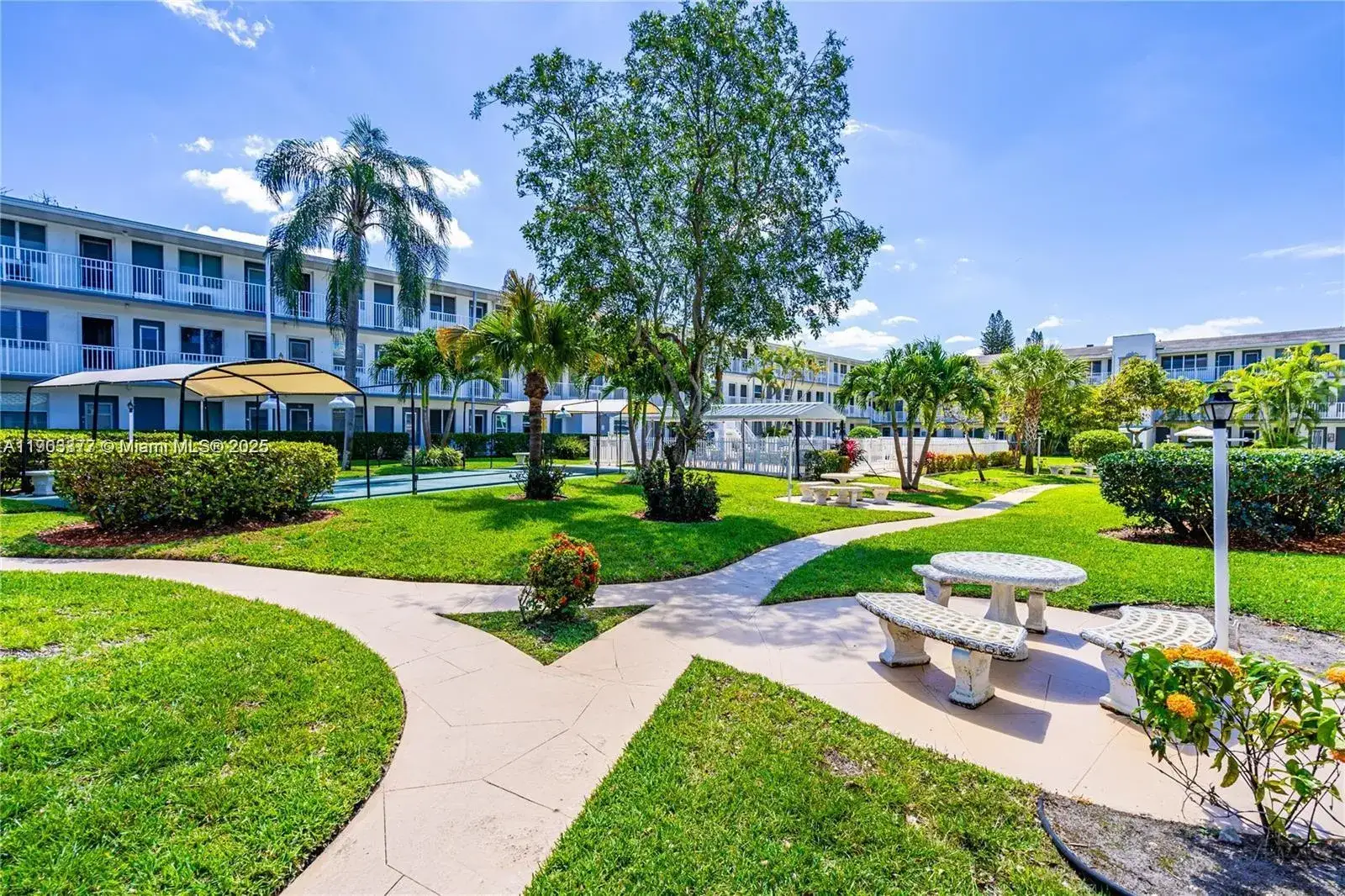 1 bedroom 1 bath Residential for sale at 15610 NE 6th Ave # 32D, Miami FL 33162