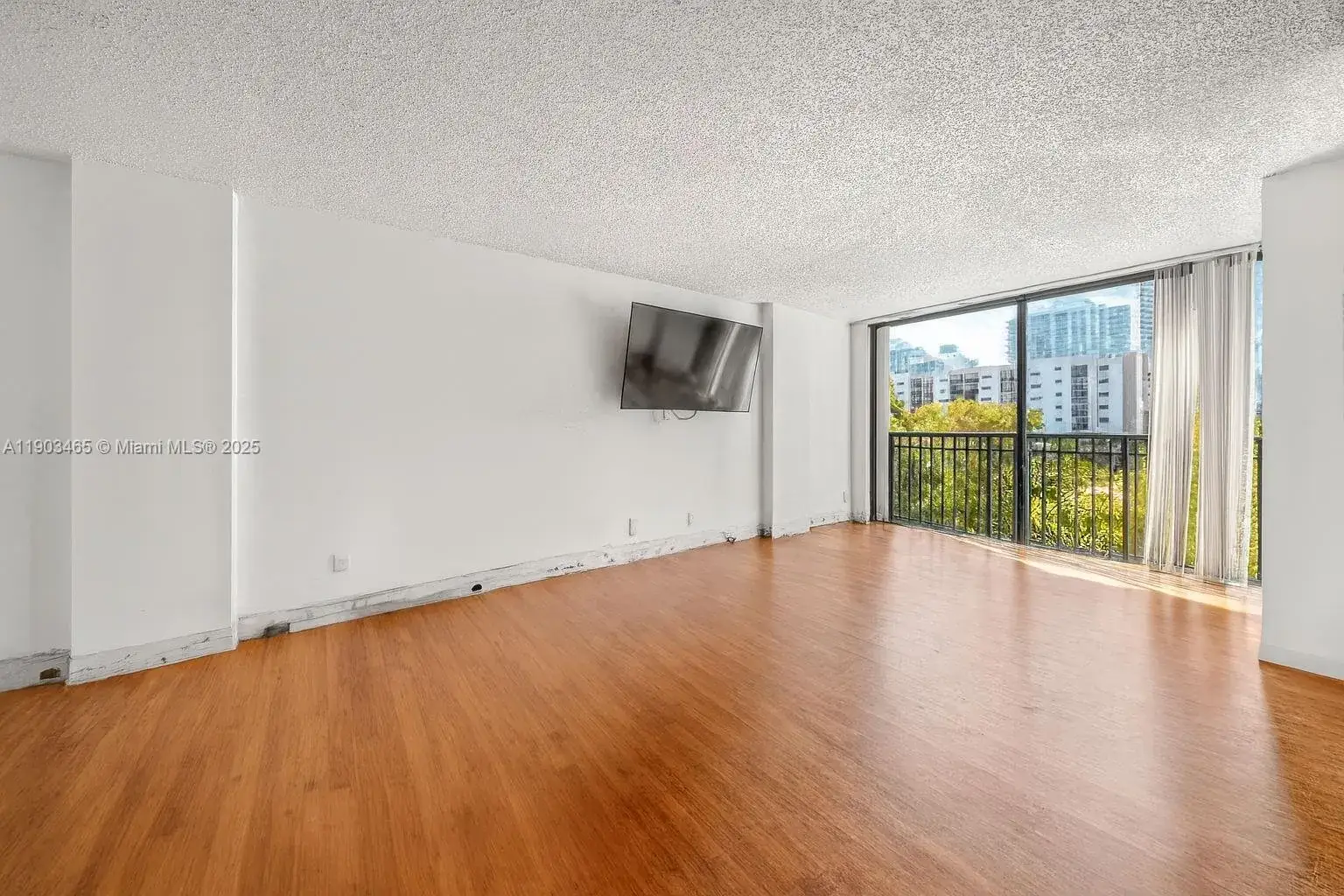 1 bedroom 1 bath Residential for sale at 17021 N Bay Rd # 516, Sunny Isles Beach FL 33160
