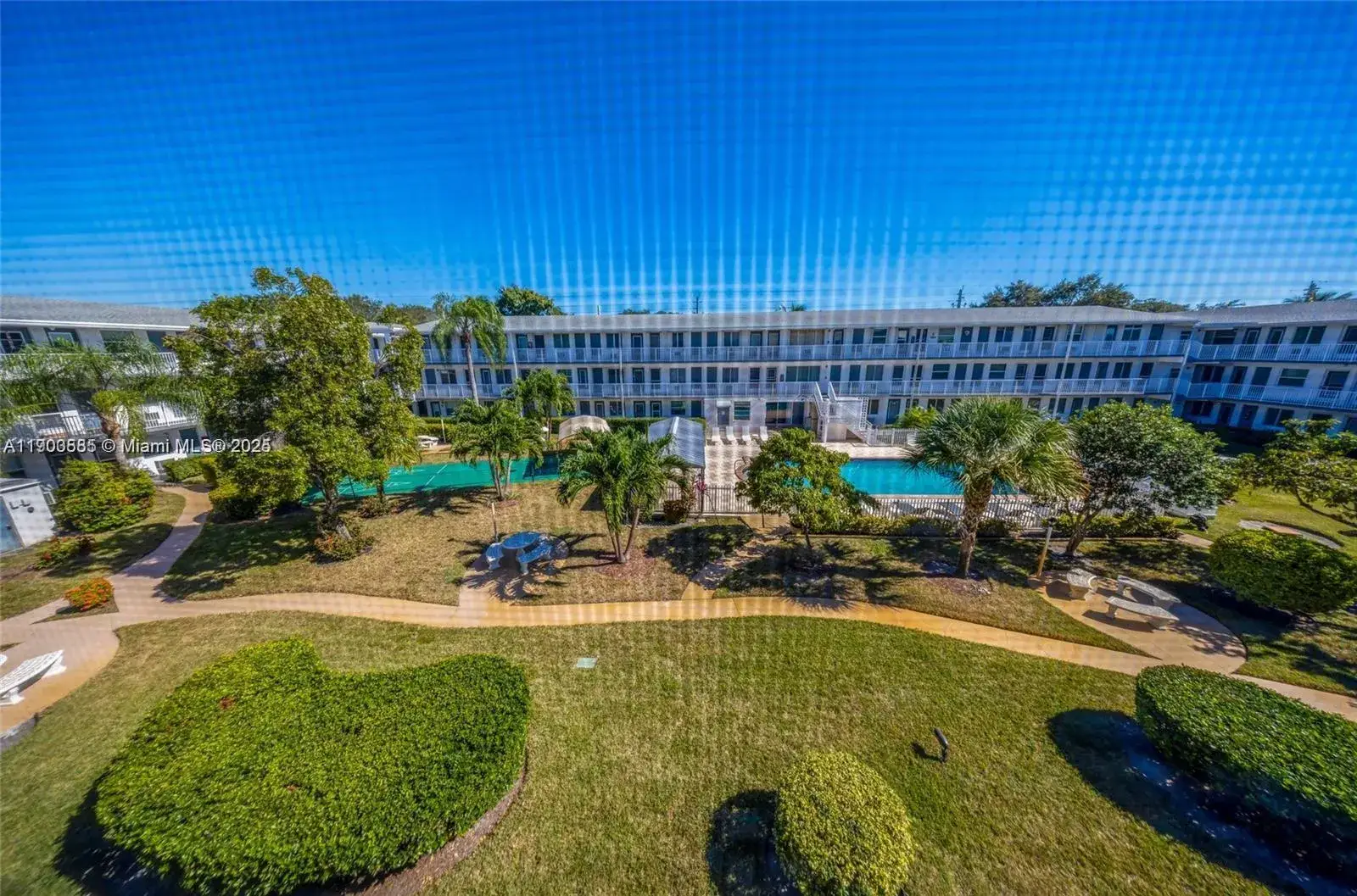 1 bedroom 1 bath Residential for sale at 15610 NE 6th Ave # 33D, Miami FL 33162