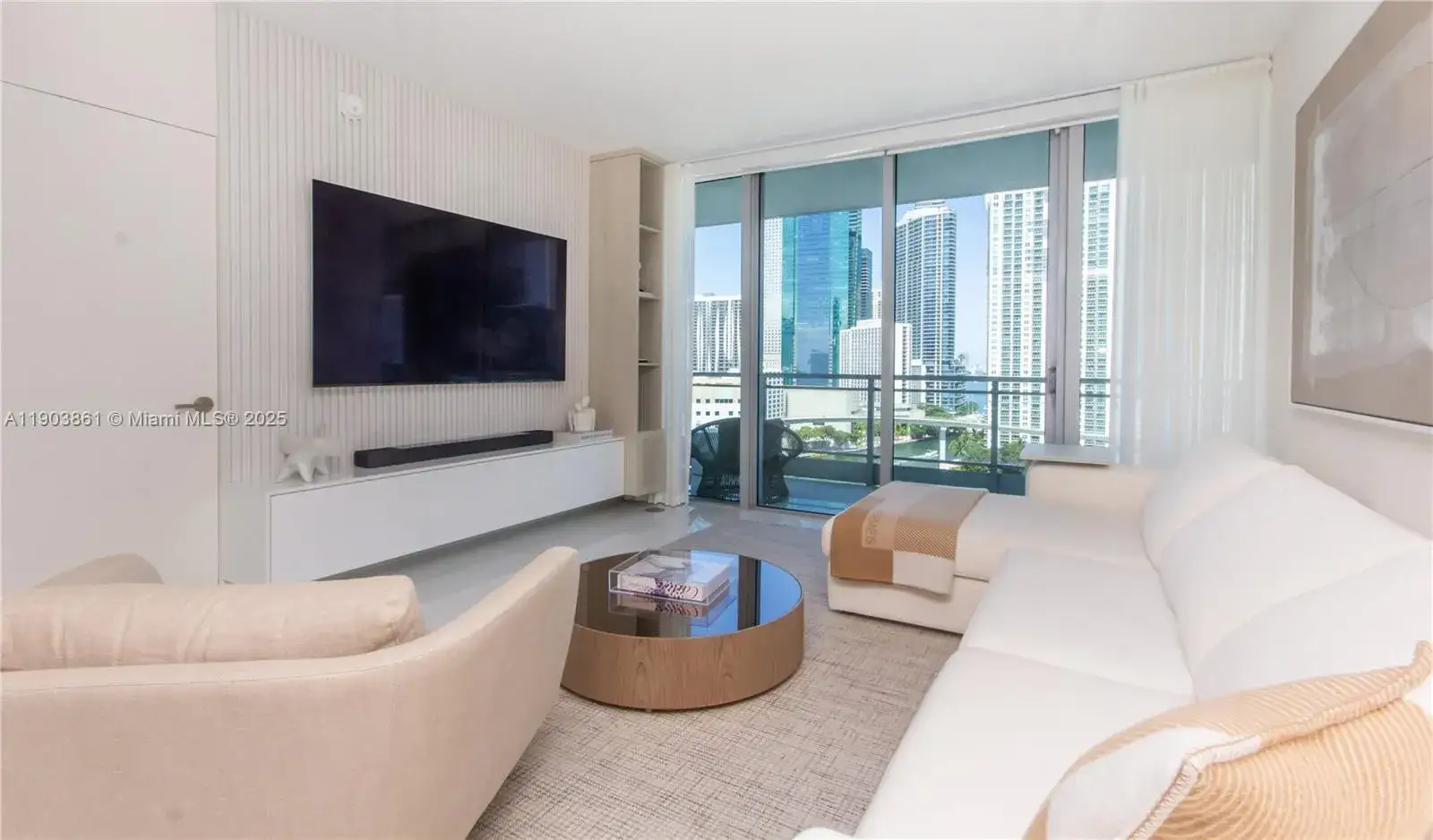 2 bedroom 2 bath Residential Lease for rent at 92 SW 3rd St # 1711, Miami FL 33130
