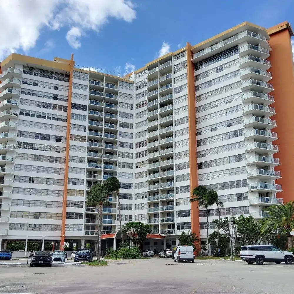 1 bedroom 2 bath Residential for sale at 1301 NE Miami Gardens Dr # 503W, Miami FL 33179