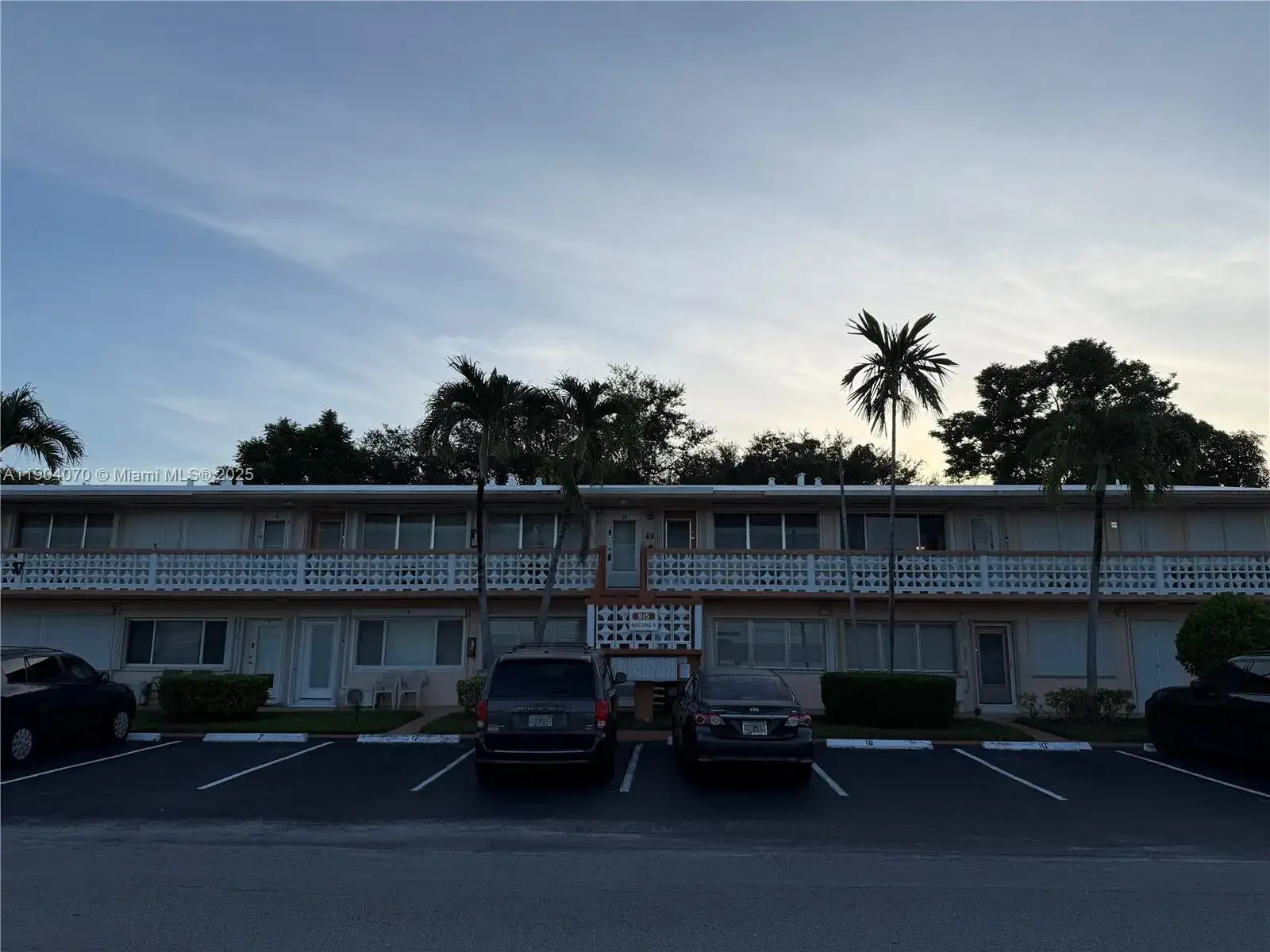 1 bedroom 1 bath Residential Lease for rent at 815 SW 10th Ter # 15V, Hallandale Beach FL 33009