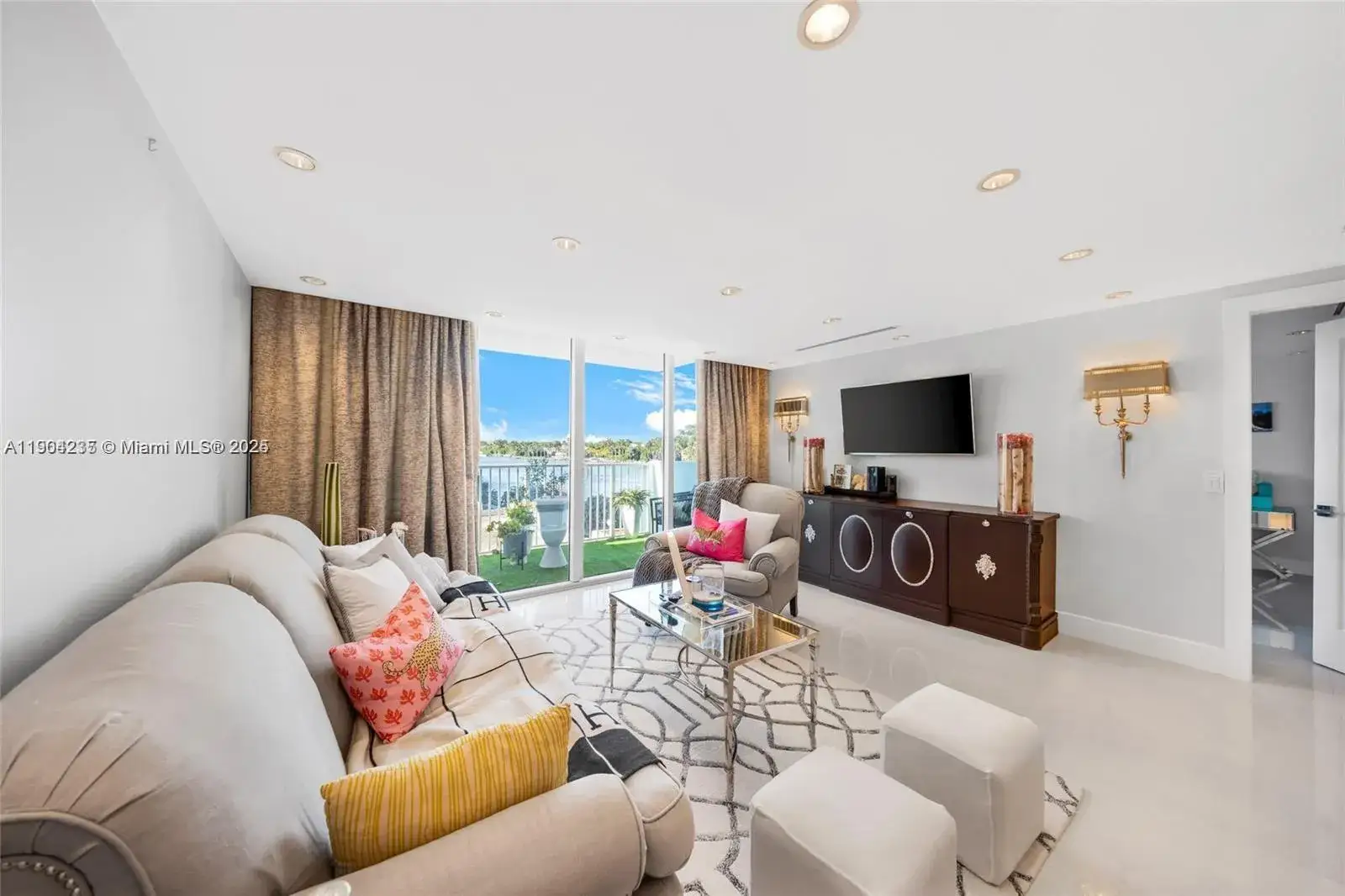 1 bedroom 1 bath Residential Lease for rent at 5838 Collins Ave # 2F, Miami Beach FL 33140