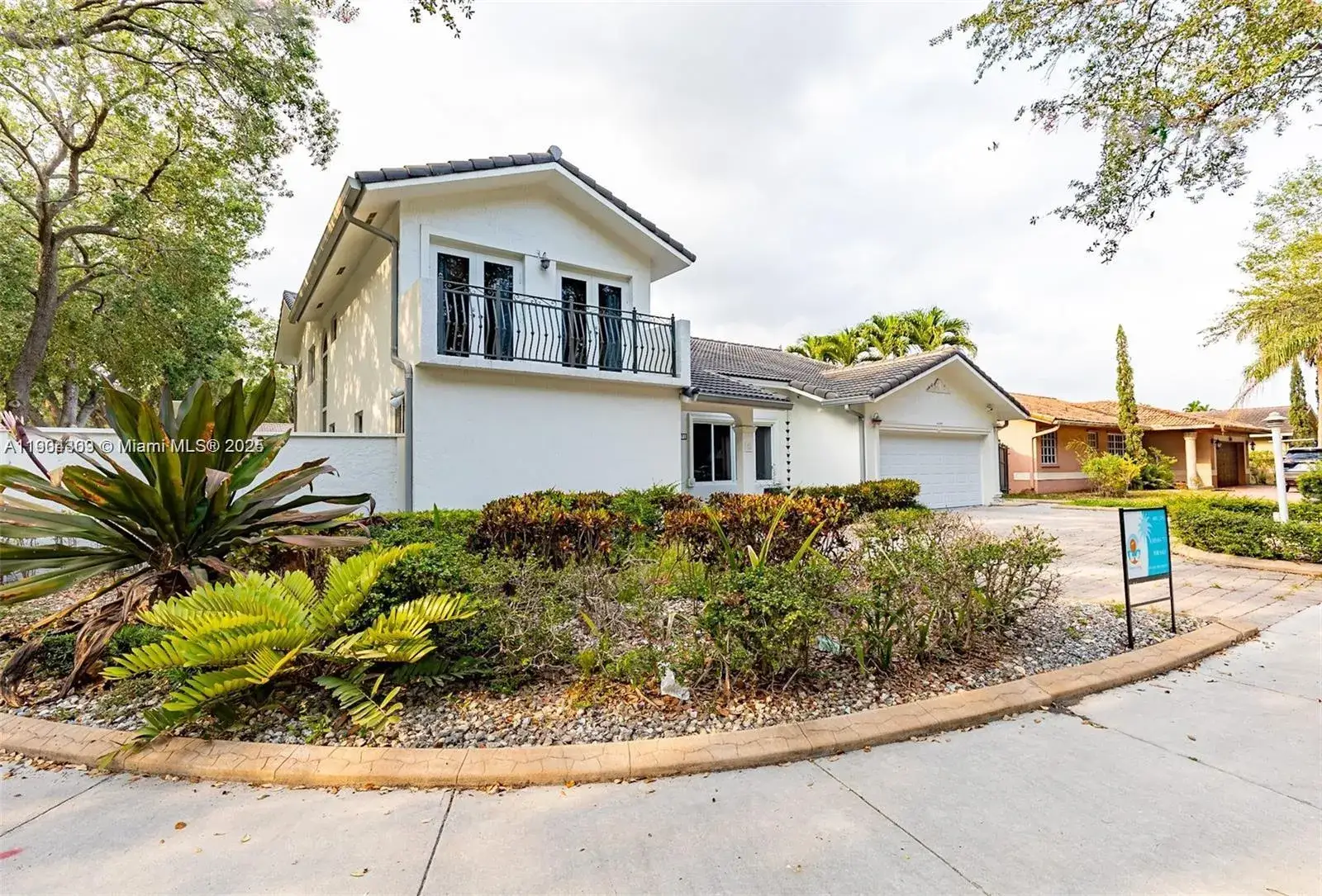 4 bedroom 4 bath Residential for sale at 8371 NW 166th Ter, Miami Lakes FL 33016
