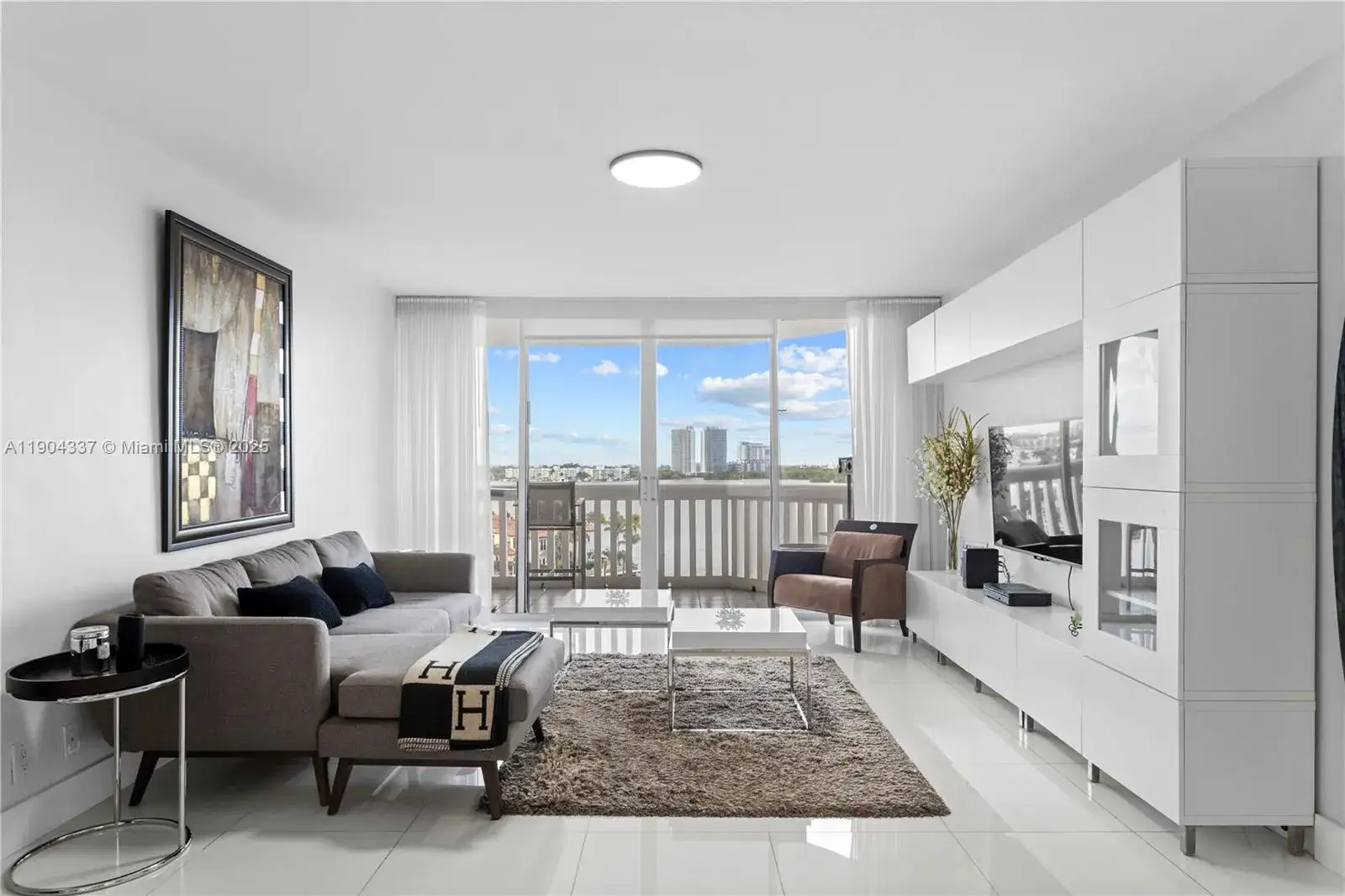 2 bedroom 2 bath Residential for sale at 1000 W Island Blvd # 812, Aventura FL 33160