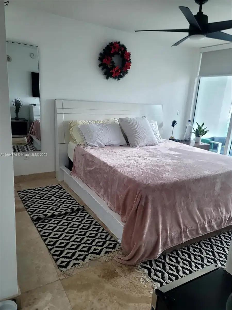 2 bedroom 2 bath Residential Lease for rent at 31 SE 5th St # 1402, Miami FL 33131
