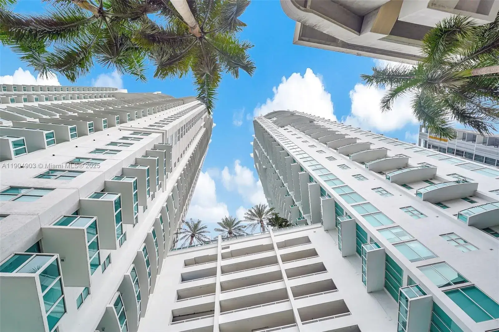 2 bedroom 2 bath Residential for sale at 41 SE 5th St # 816, Miami FL 33131