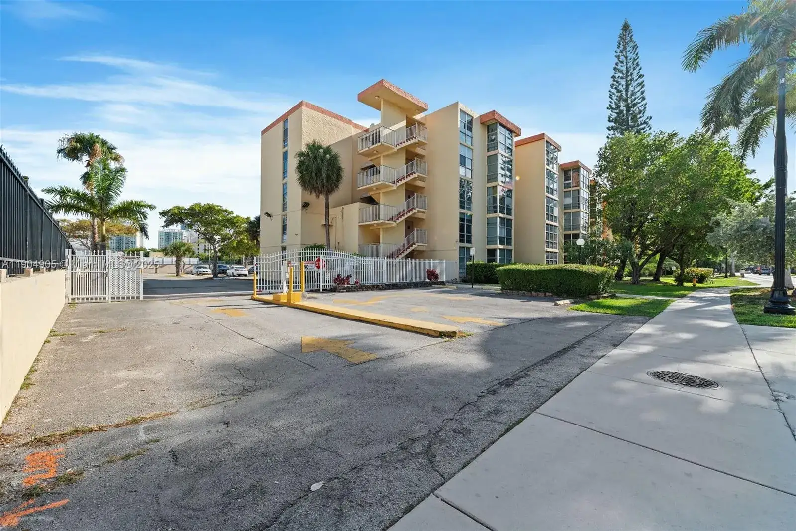 1 bedroom 1 bath Residential Lease for rent at 200 172nd St # 108, Sunny Isles Beach FL 33160