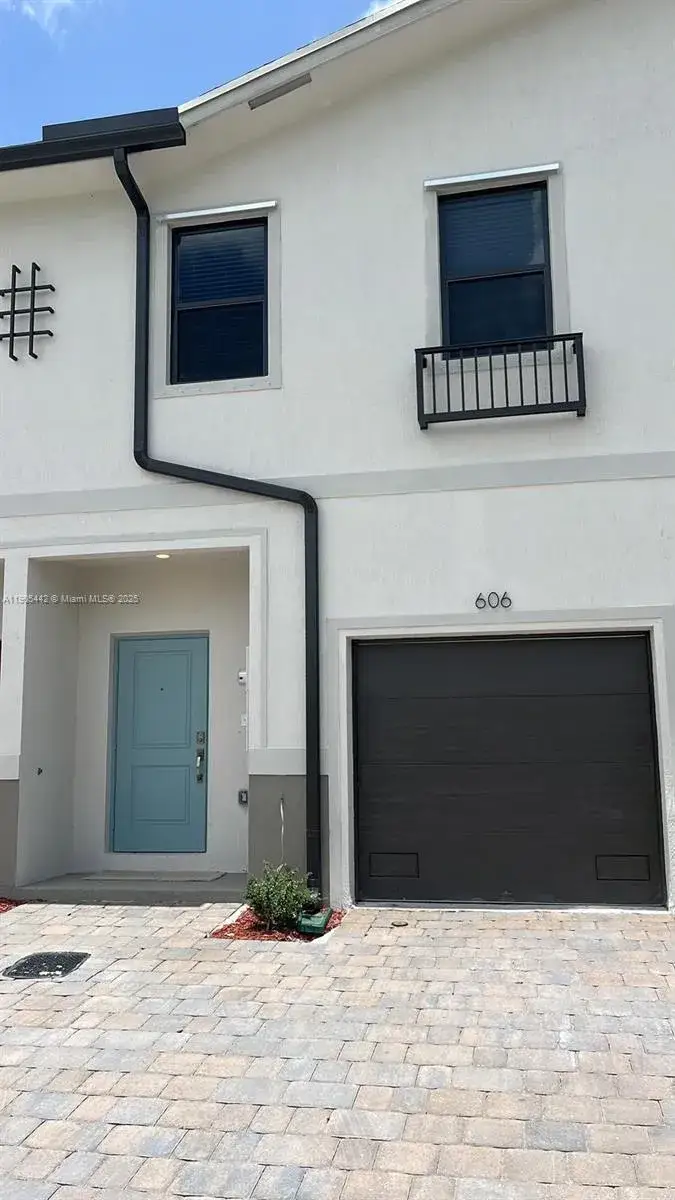 3 bedroom 2 bath Residential for sale at 606 SW 12 st, Homestead FL 33034