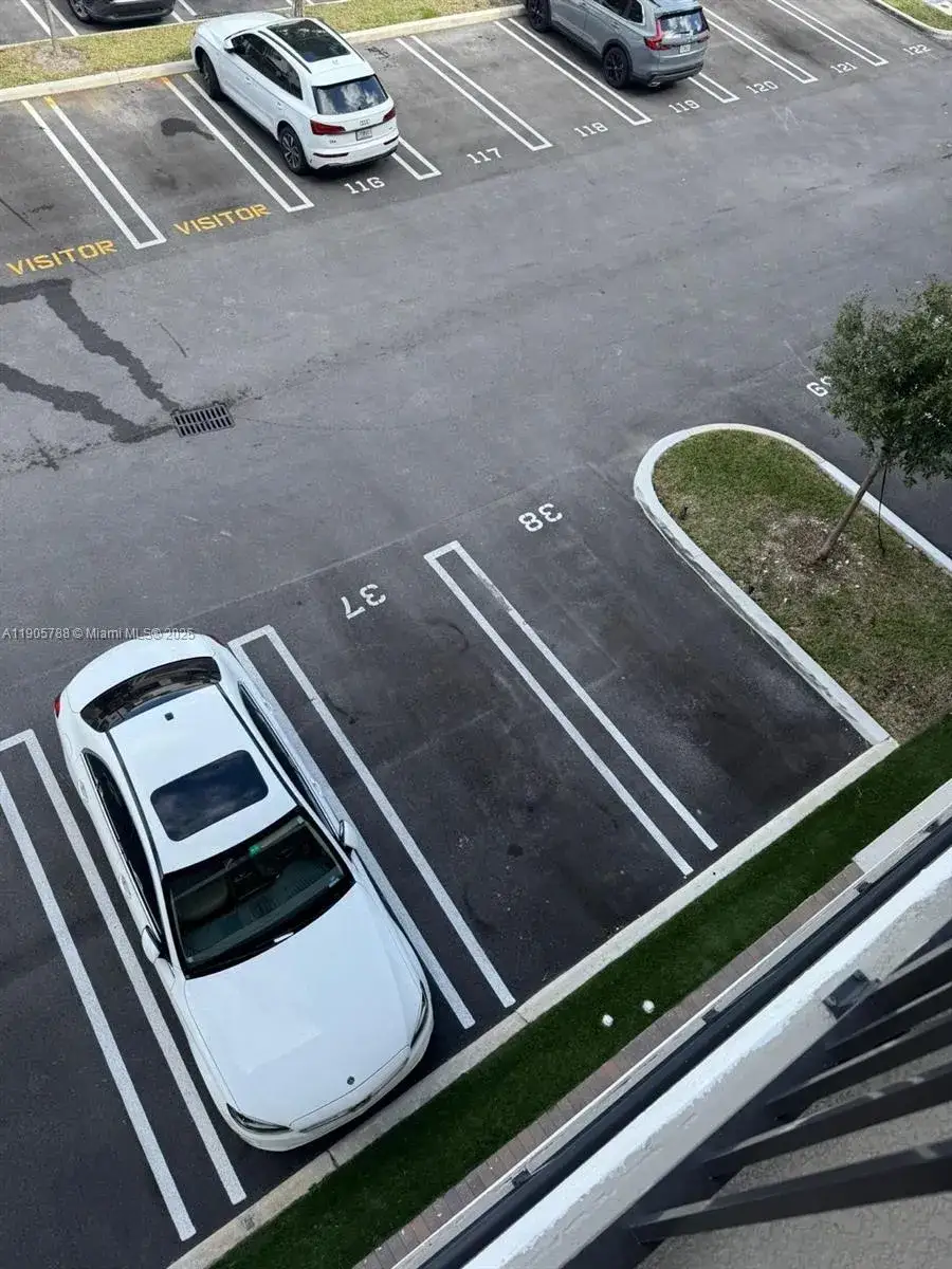 3 bedroom 2 bath Residential for sale at 8001 NW 41st St # 302, Doral FL 33166