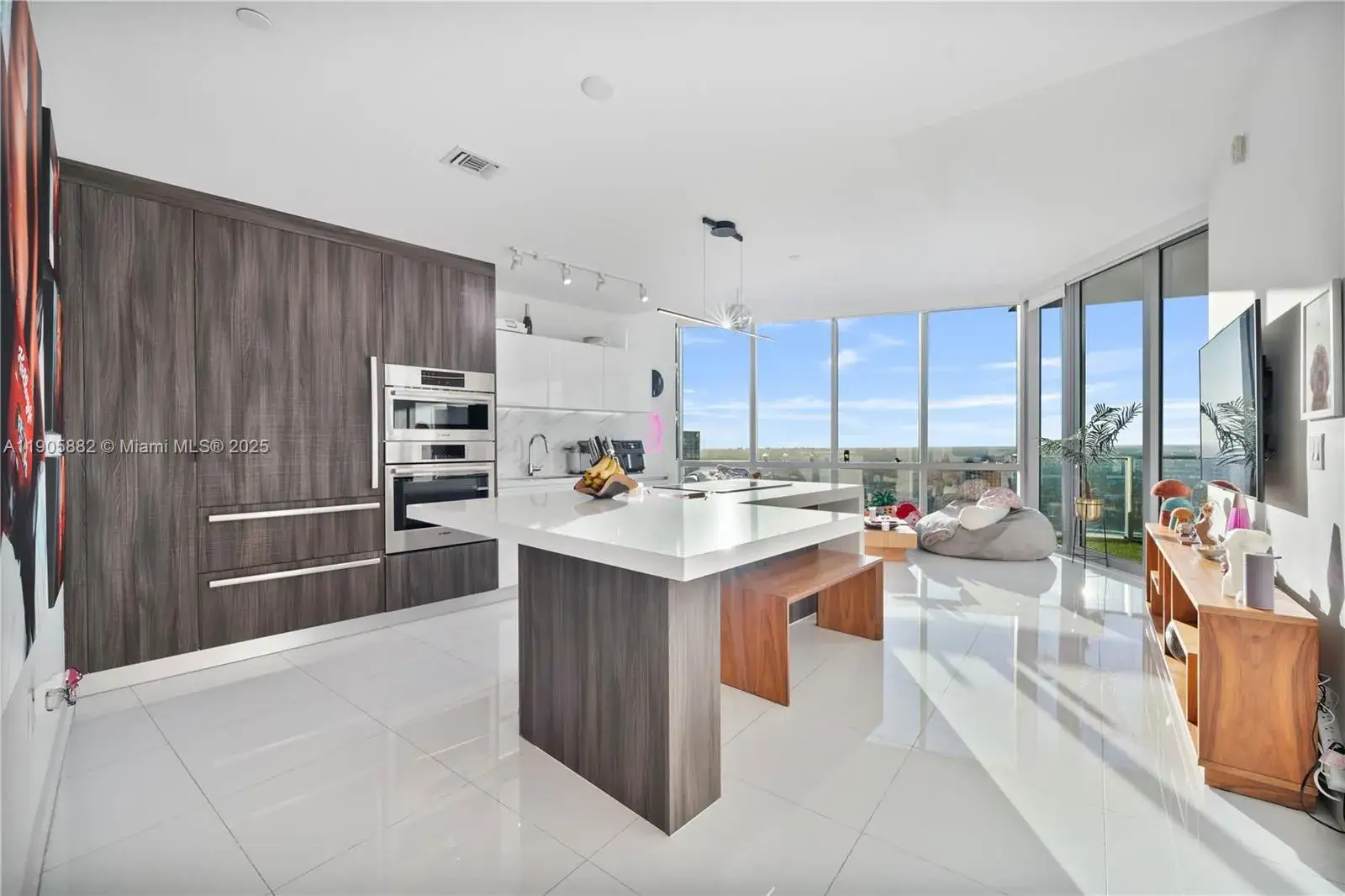 1 bedroom 2 bath Residential for sale at 851 NE 1st Ave # 3910, Miami FL 33132