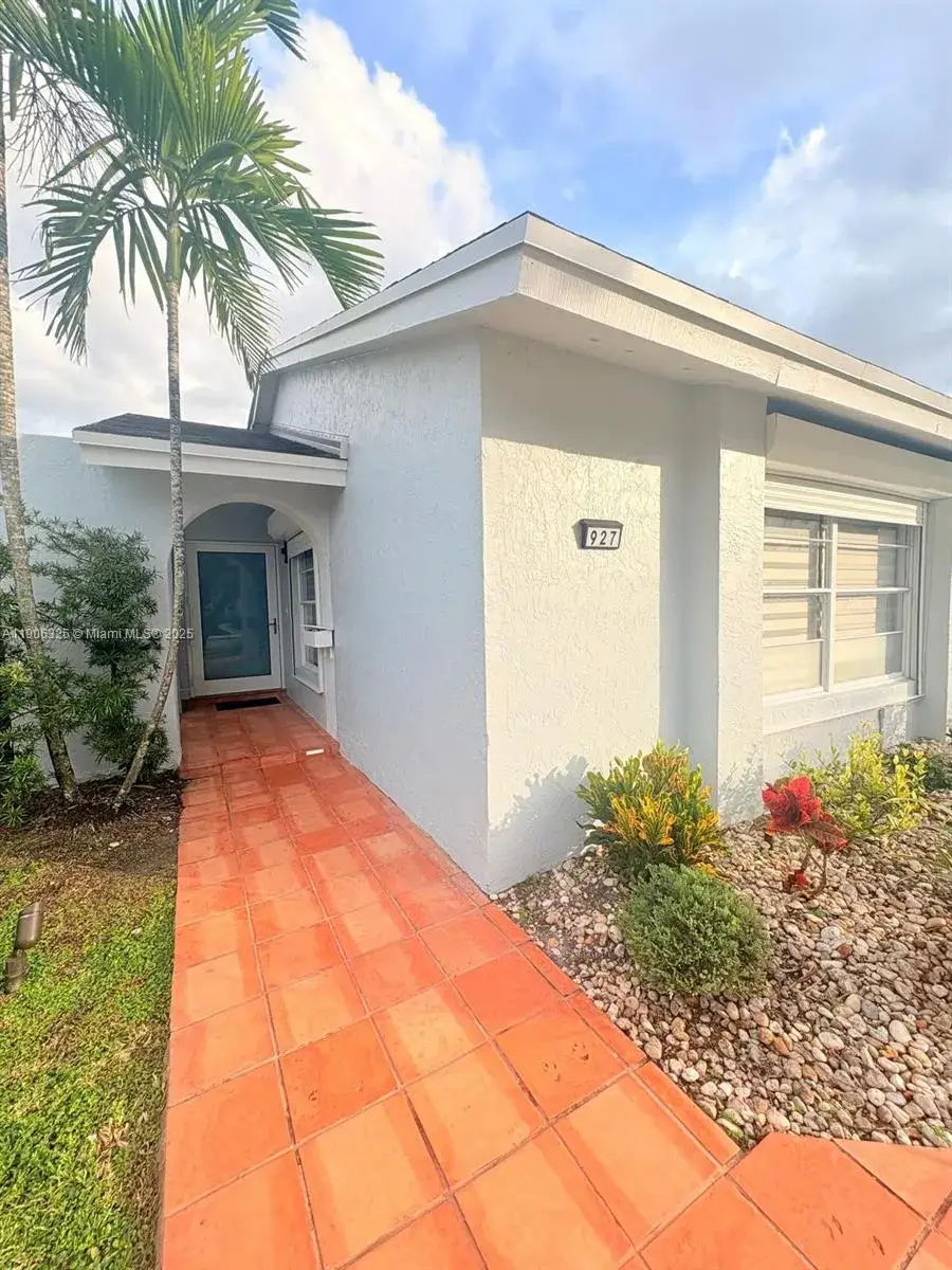 3 bedroom 2 bath Residential Lease for rent at 927 NW 106th Ave Cir, Miami FL 33172
