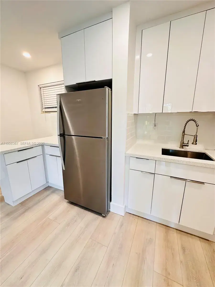 1 bedroom 1 bath Residential Lease for rent at 5991 SW 76th # C4, South Miami FL 33143-5167