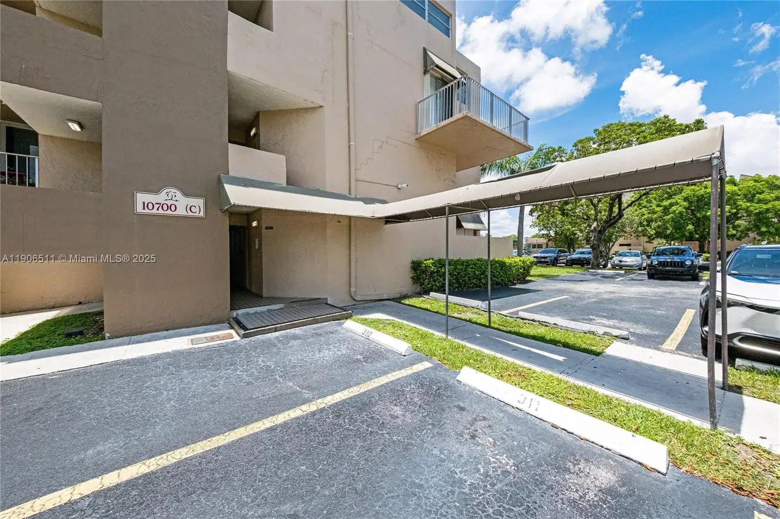 3 bedroom 2 bath Residential Lease for rent at 10700 SW 108th Ave # C316, Miami FL 33176