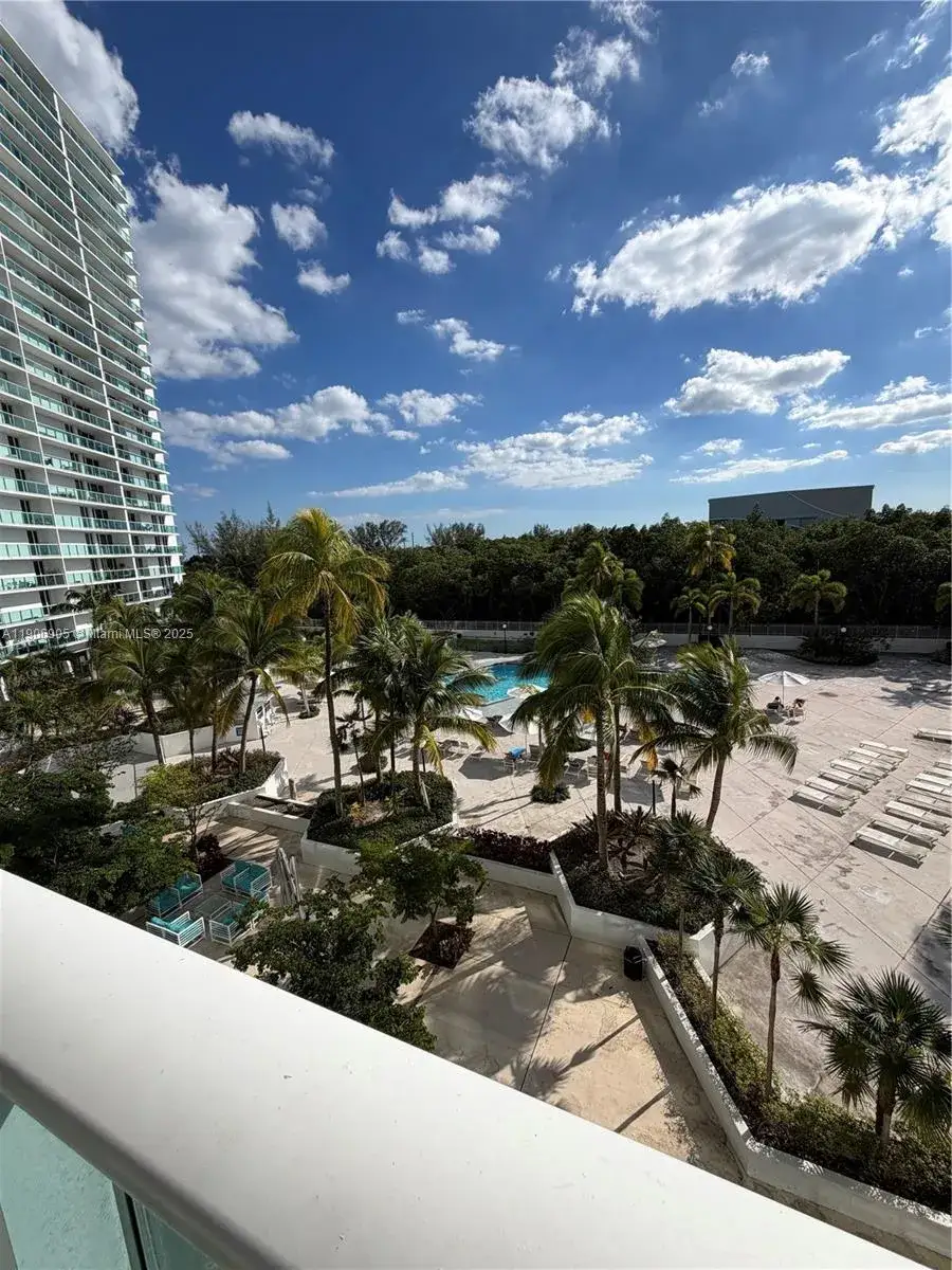 2 bedroom 2 bath Residential for sale at 100 Bayview Dr # 425, Sunny Isles Beach FL 33160