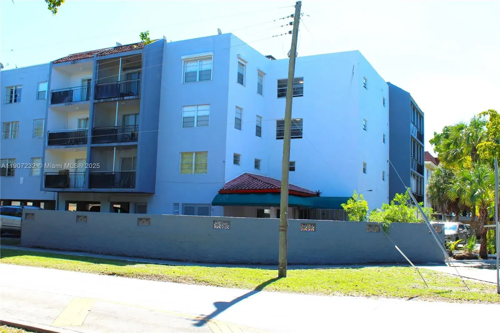 1 bedroom 1 bath Residential Lease for rent at 13685 NE 10th Ave # 309, North Miami FL 33161