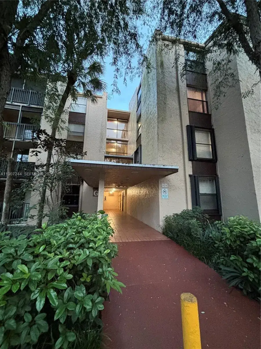 1 bedroom 1 bath Residential Lease for rent at 14321 N Kendall Dr # 303F, Miami FL 33186
