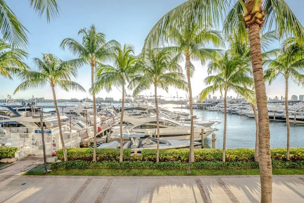 1 bedroom 1 bath Residential Lease for rent at 400 Alton Rd # 3M, Miami Beach FL 33139