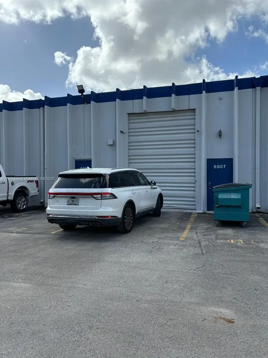 Commercial Sale for sale at 6907 NW 43rd St # 6907, Miami FL 33166