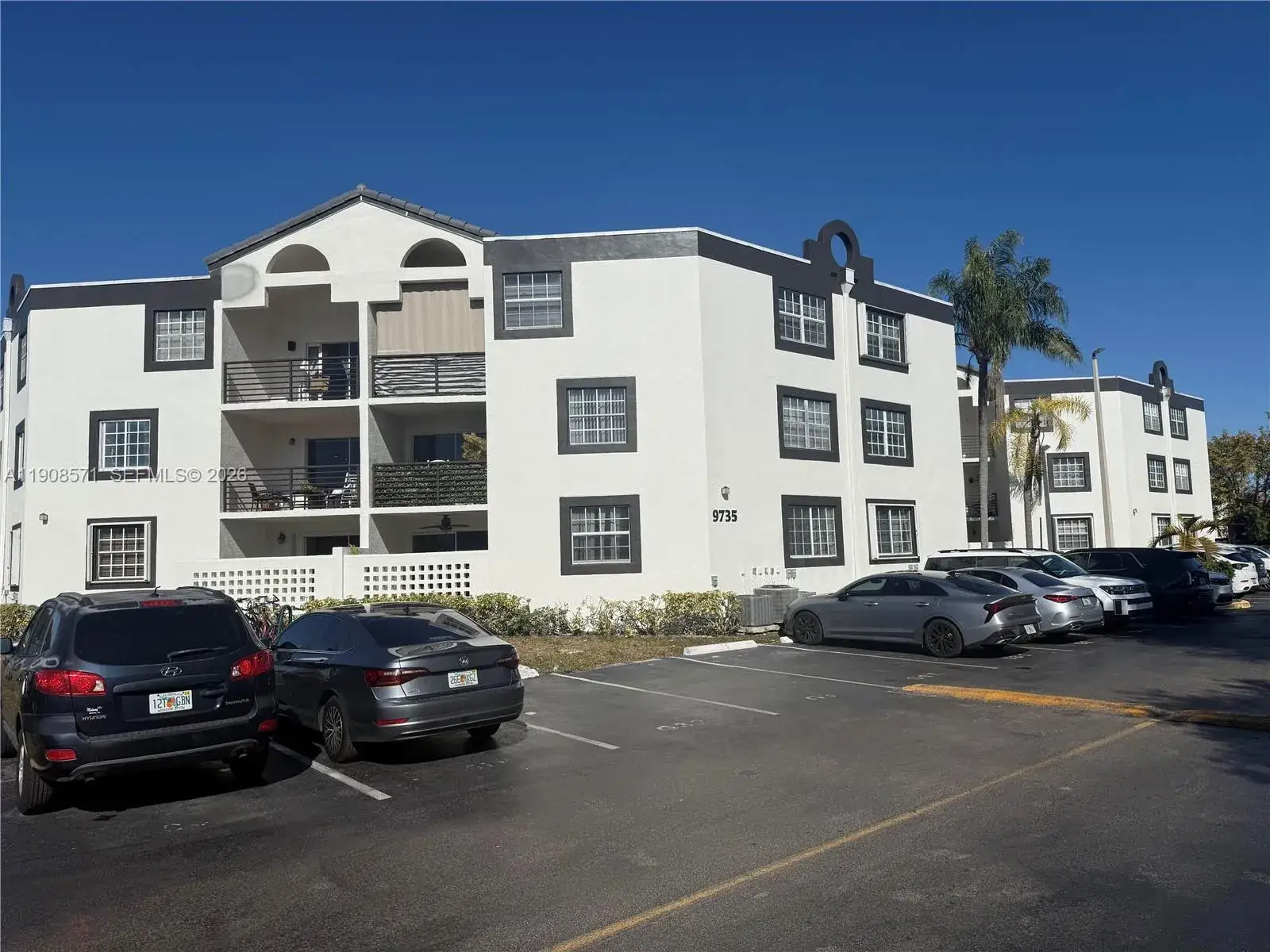 2 bedroom 1 bath Residential for sale at 9735 Fontainebleau Blvd # G205, Miami FL 33172