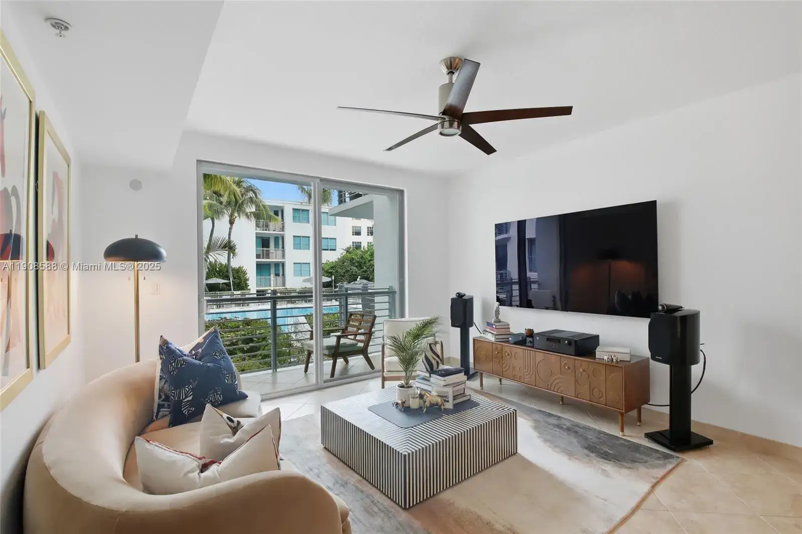 1 bedroom 1 bath Residential for sale at 110 Washington Ave # 2420, Miami Beach FL 33139