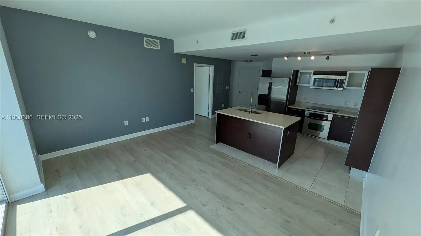 1 bedroom 1 bath Residential for sale at 1900 N Bayshore Dr # 4007, Miami FL 33132