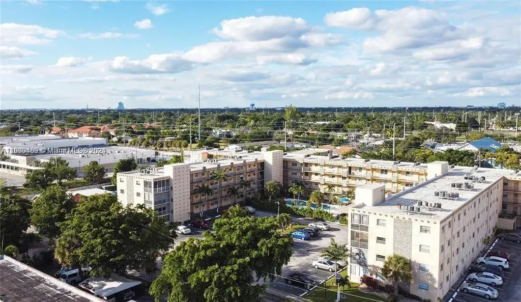 1 bedroom 1 bath Residential for sale at 2145 Pierce St # 205, Hollywood FL 33020