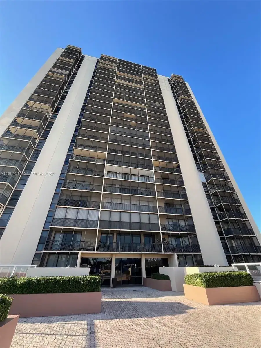 1 bedroom 1 bath Residential for sale at 20301 W Country Club Dr # 625, Aventura FL 33180
