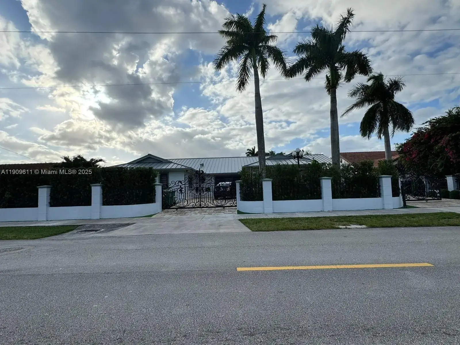 4 bedroom 4 bath Residential for sale at 3690 SW 139th Ave, Miami FL 33175